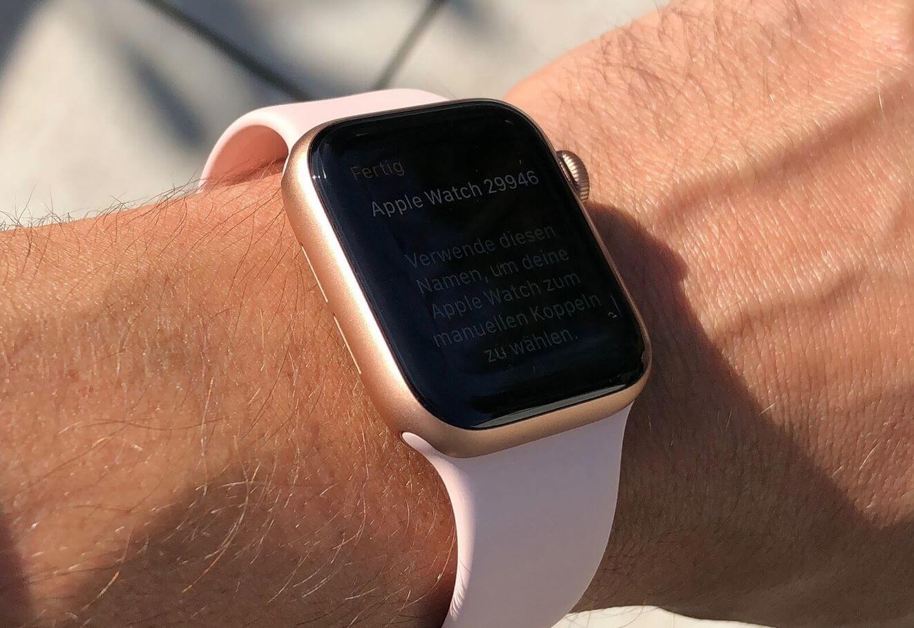 Уведомления на экране блокировки Apple Watch. Можно настроить Apple Watch так, чтобы уведомления не отображались, когда рука опущена. Фото.