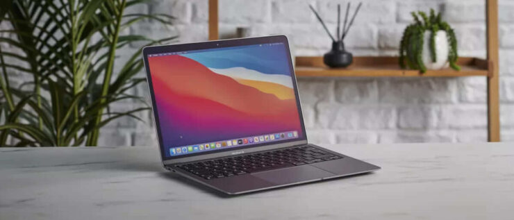 Если вы готовы потратить на ноутбук больше 80 тысяч рублей, то MacBook Air, как и раньше, — отличный вариант за свои деньги. Фото.