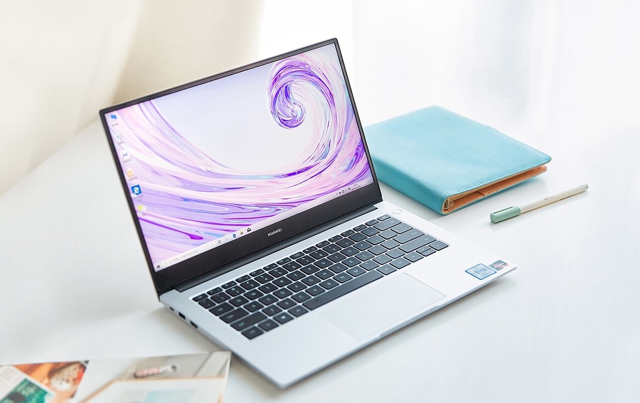 Если убрать наклейки и надпись Huawei, то можно перепутать его с MacBook Air. Фото.