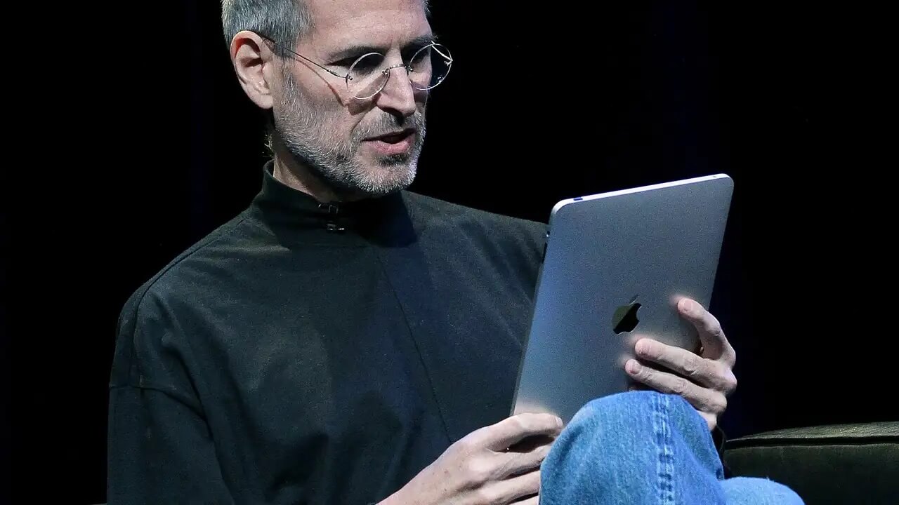 Самый первый iPad тоже имел прямые грани и кнопку «Домой» под экраном. Но задняя спинка не была прямой. Фото.