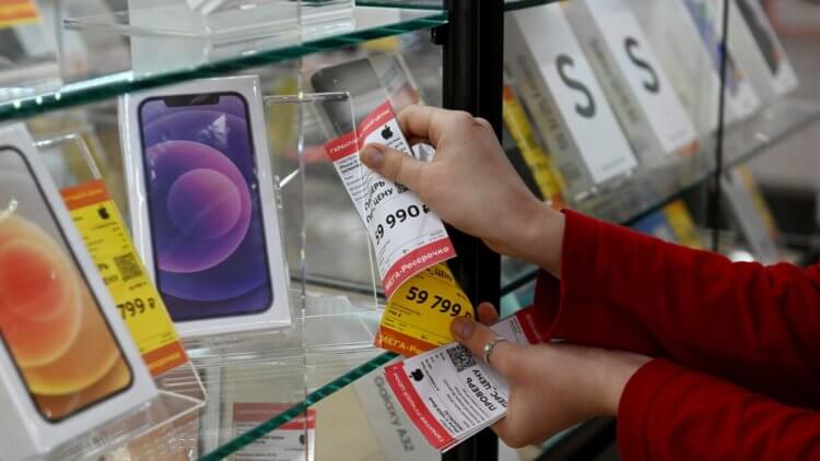 В России резко упали официальные цены на iPhone. Что происходит? Фото.