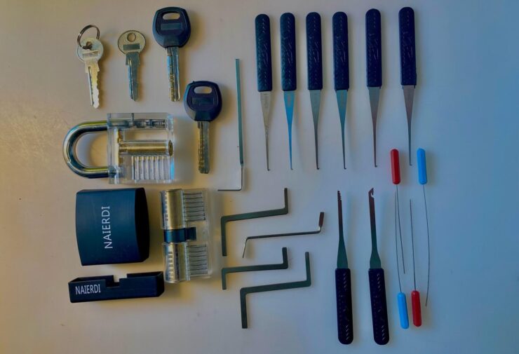 Набор для взлома замков. Посмотрите, какой богатый набор! Главное не делать с ним ничего противозаконного. Набор для взлома замков. Посмотрите, какой богатый набор! Главное не делать с ним ничего противозаконного. Фото.