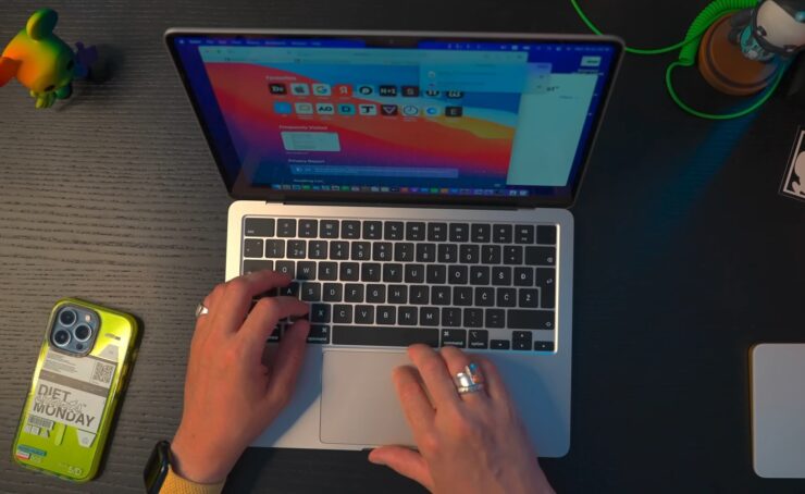 На новых Apple MacBook, завезенных через параллельный импорт, должна быть русскоязычная раскладка. Фото.