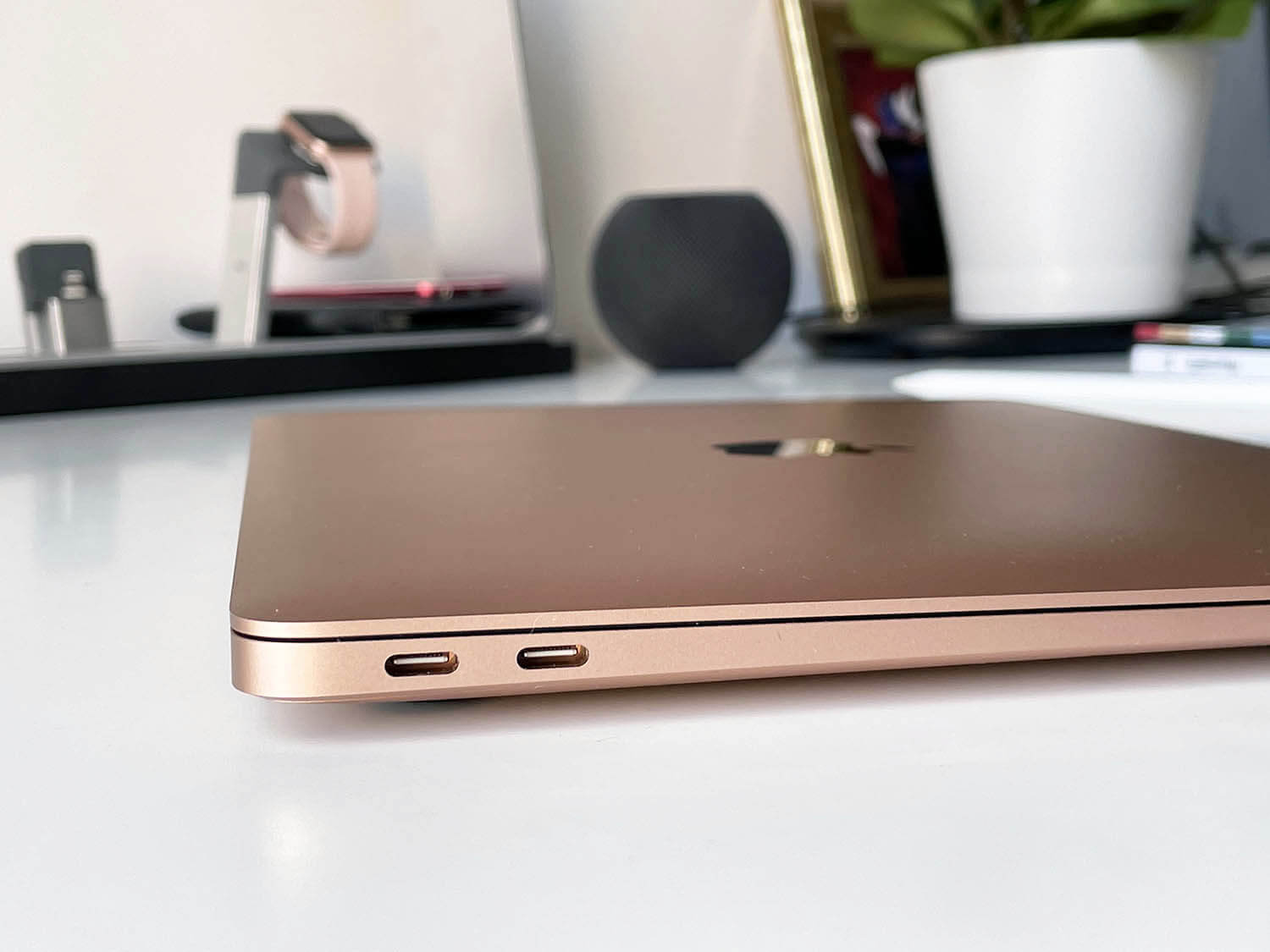 Благодаря Type-C к Макбукам можно подключить много различной периферии. Фото.