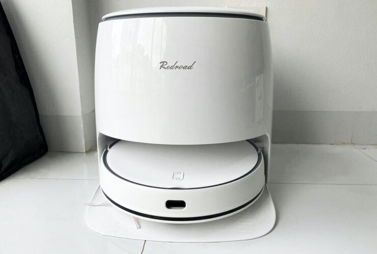 Лучший робот-пылесос 2022. Эта док-станция дезинфицирует воду и автоматически промывает моющую подошву пылесоса. Фото.