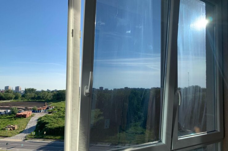 Серебристая плёнка на окна. Оклейте окна этой плёнкой, и уличный жар больше не будет шпарить в квартиру. Серебристая плёнка на окна. Оклейте окна этой плёнкой, и уличный жар больше не будет шпарить в квартиру. Фото.