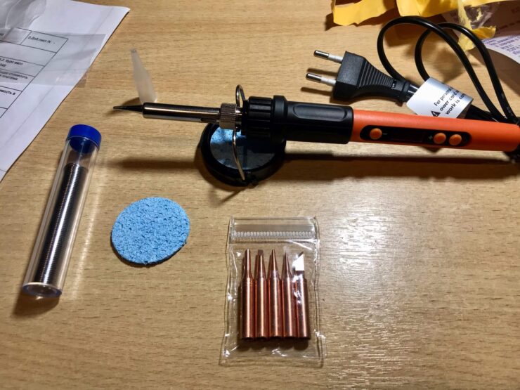 Любители все делать своими руками оценят этот паяльник. Фото.