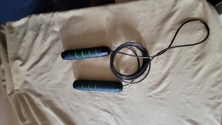 Такая скакалка подойдет и для дома, и для спортзала. Фото.