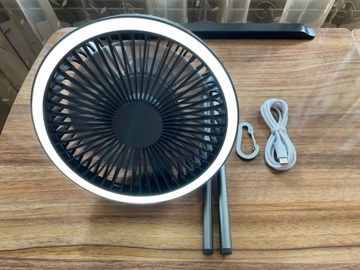 В комплекте идет карабин, чтобы можно было его повесить. Фото.