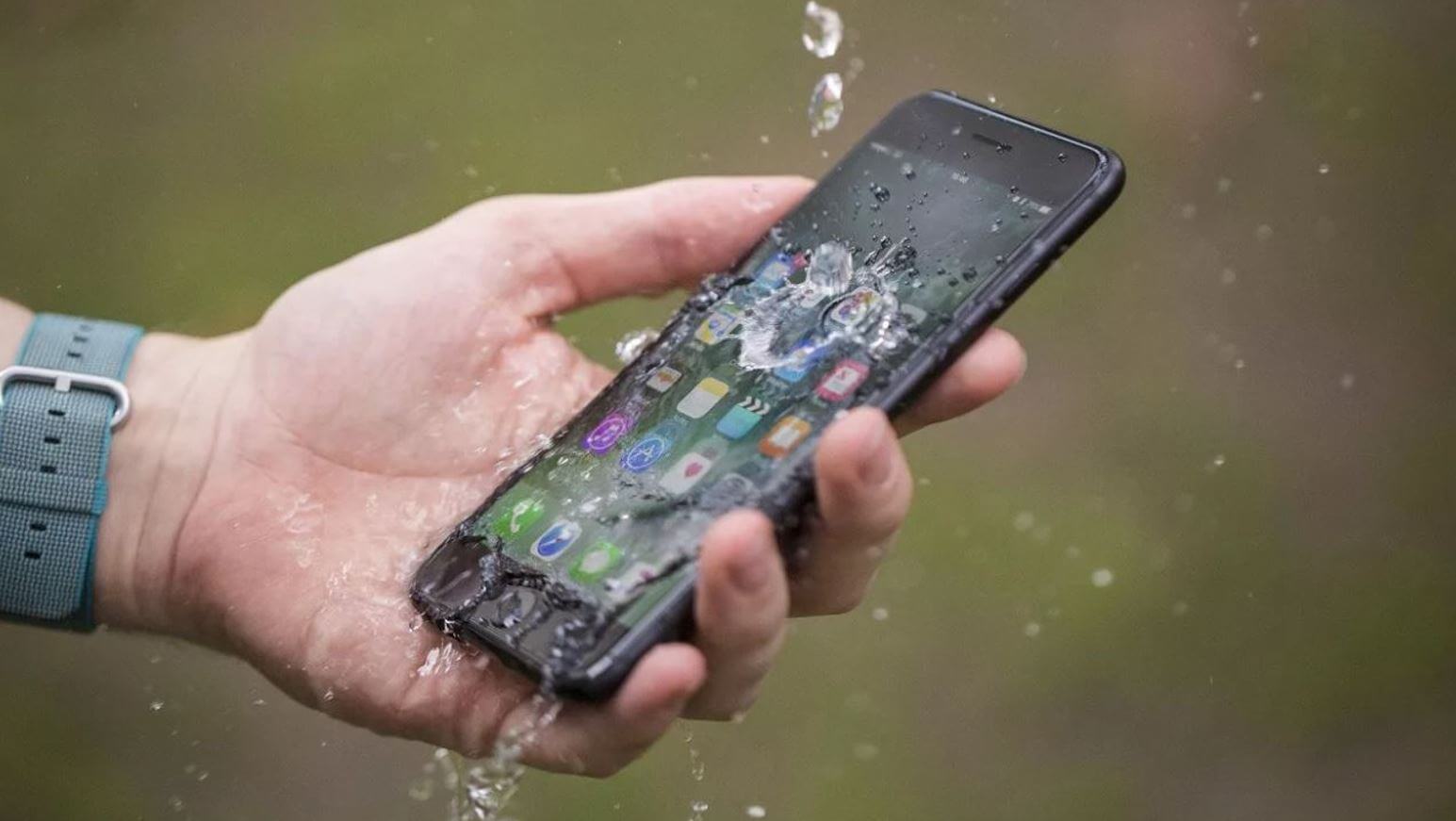 Чего не стоит делать с iPhone, если он упал в воду