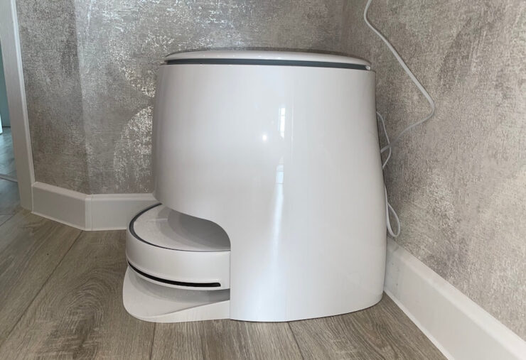 Док-станция действительно довольно объёмная. Но, если у вас есть подходящий угол, она вам не помешает. Фото.