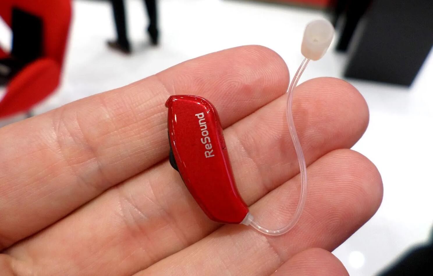 Как выбрать слуховой аппарат. Слуховые аппараты имеют компактные размеры и подбираются под цвет волос. Даже под красный. Фото.