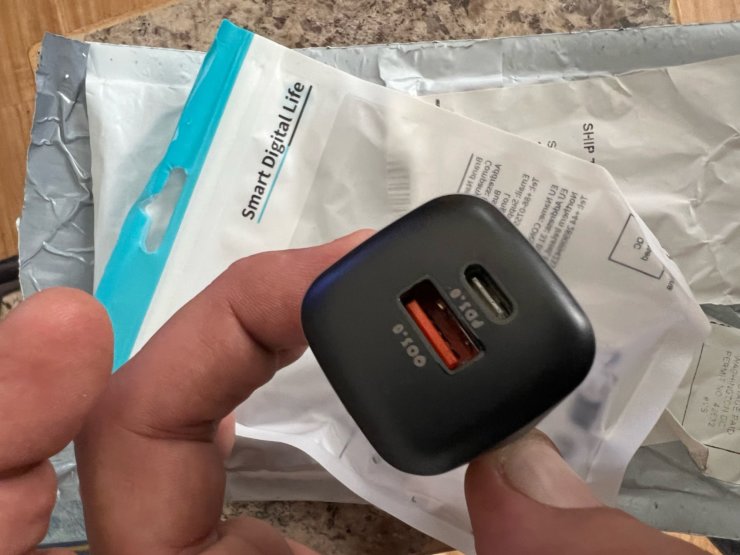 Купить зарядное устройство для Айфона. Заряжать одновременно два гаджета одновременно — это очень удобно. Купить зарядное устройство для Айфона. Заряжать одновременно два гаджета одновременно — это очень удобно. Фото.