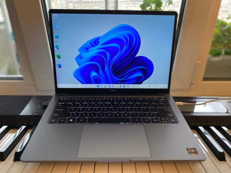 В подарок к ноутбуку дадут наклейки с русскими буквами. Фото.