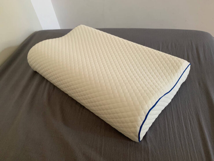 Подушка стандартного размера, поэтому на нее налезет любая наволочка. Фото.