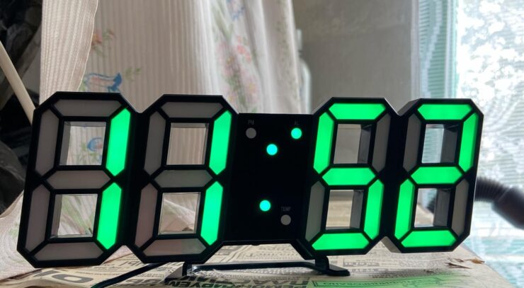 Время на таких часах будет легко читаться даже в темноте. Фото.