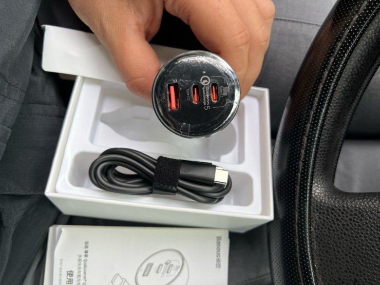 Быстрая автомобильная зарядка. Размер у такой зарядки, конечно, не маленький. Фото.