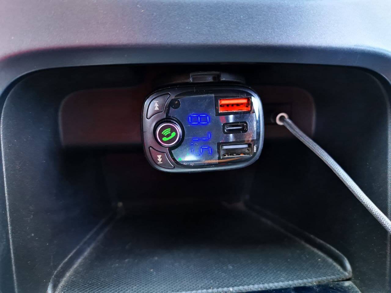 FM-трансмиттер с Bluetooth — купить. Принять звонок можно прямо с трансмиттера. Фото.