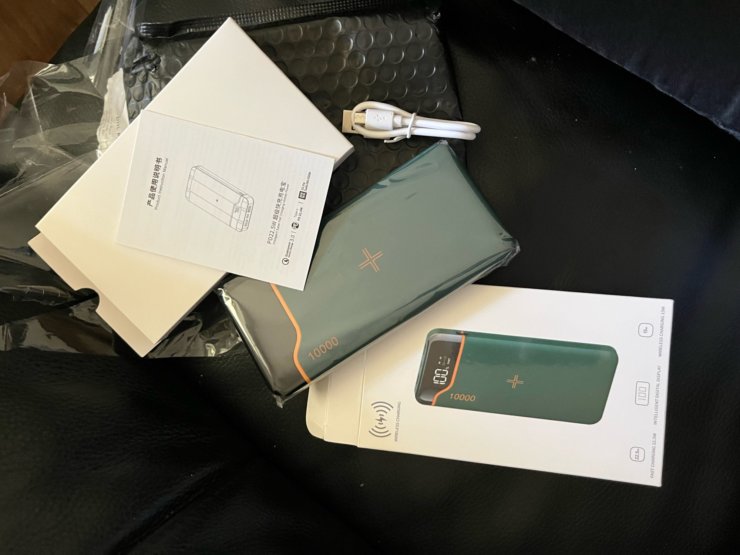Повербанк с беспроводной зарядкой. Иногда лучше просто положить смартфон на повербанк, чем подключать его проводами. Фото.