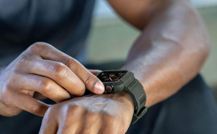 Чехол для Apple Watch. Под подобными кейсами часто остается вода. Фото.