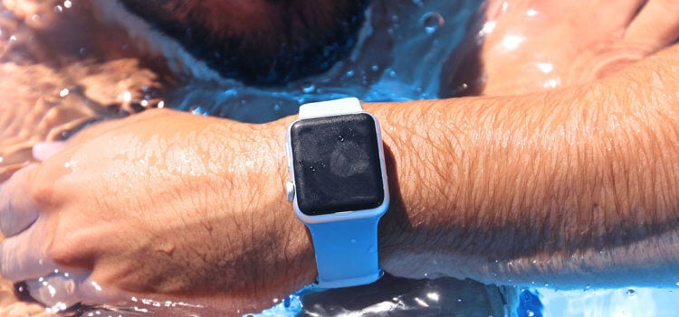 Apple Watch в воде. В большинстве ситуаций достаточно просто протереть Apple Watch. Фото.