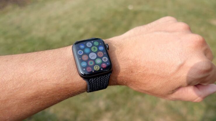Apple Watch SE обоих поколений повторяют дизайн, который появился еще в Apple Watch Series 4. Фото.