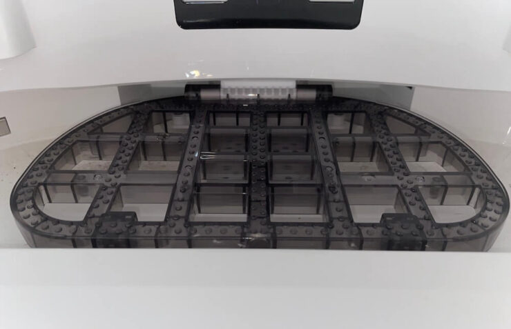 После того, как Redroad G10 отмоет 10 кв.м. площади, он возвращается на станцию, и его швабра промывается вот этой щёткой. Фото.