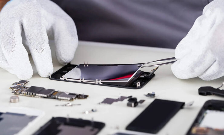 Ремонт новых iPhone. Обычно приборы для калибровки дисплеев и других компонентов есть только у АСЦ. Фото.