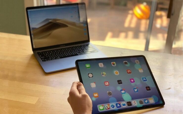 Что лучше купить — ноутбук или планшет. iPad даже с большим экраном будет все равно меньше, чем даже самого маленького MacBook Air. Фото.