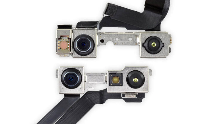 Конструкция челки в iPhone 12 (сверху) и iPhone 13 (снизу). Фото.