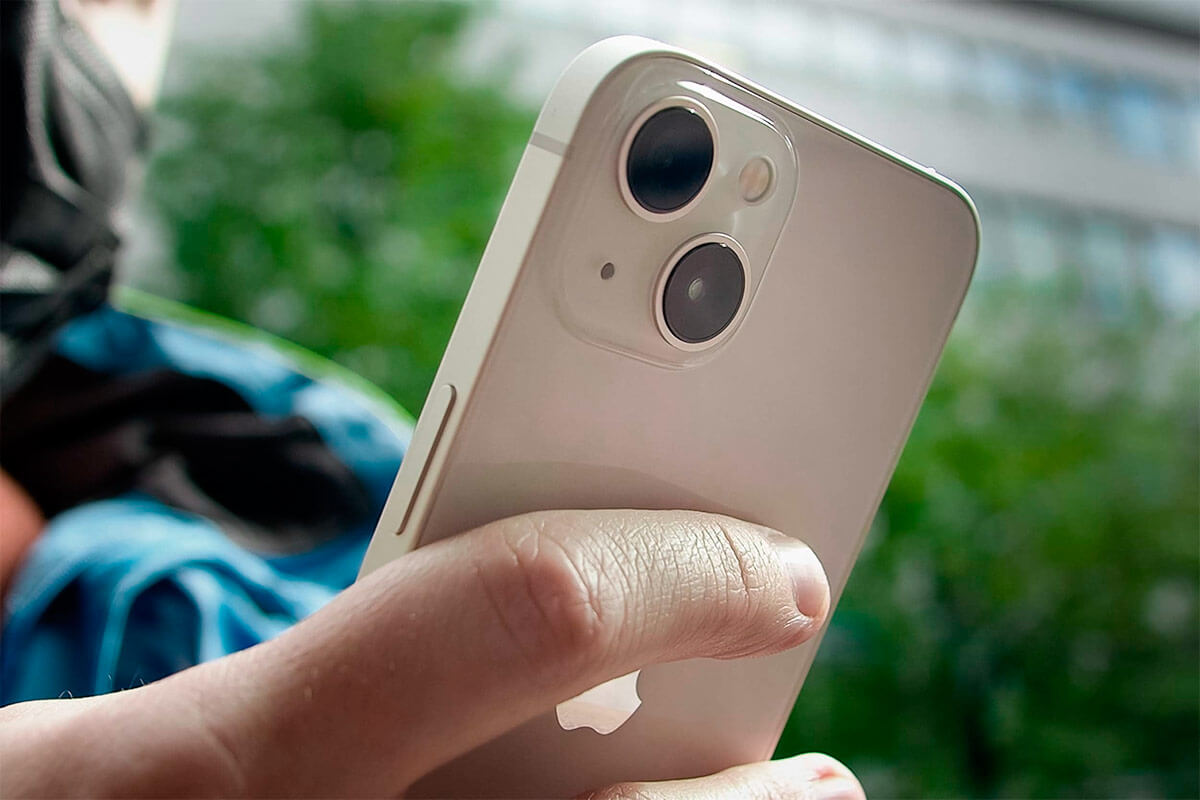 Корпус у iPhone 14 и iPhone 14 Plus абсолютно одинаковый. Фото.