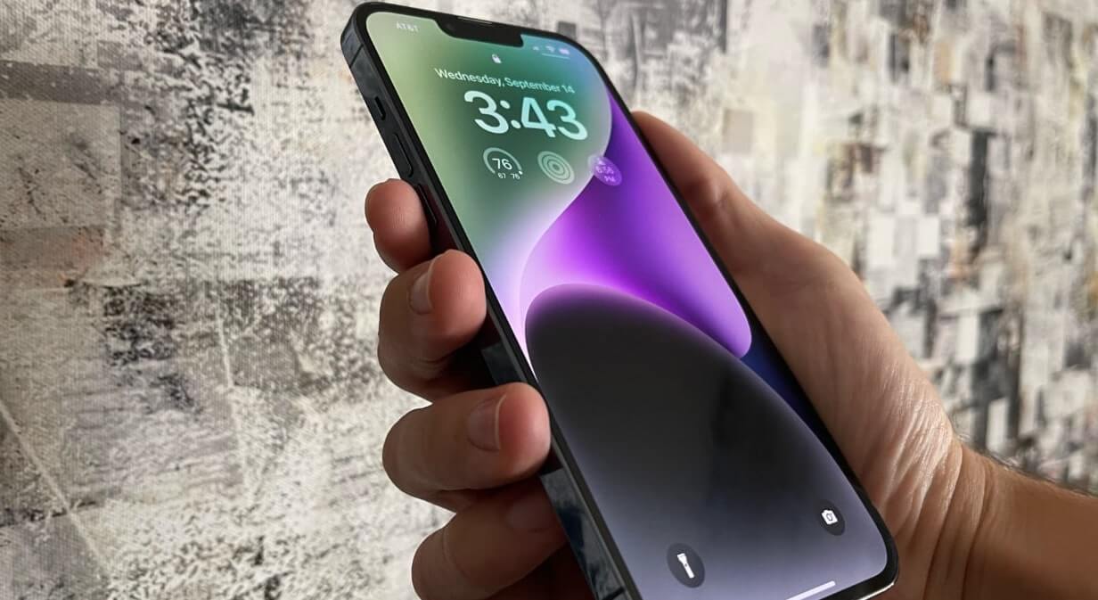 Даже если ваш iPhone 14 из США и не имеет физического слота для сим-карт, eSIM российских операторов будут работать с ним без проблем. Фото.