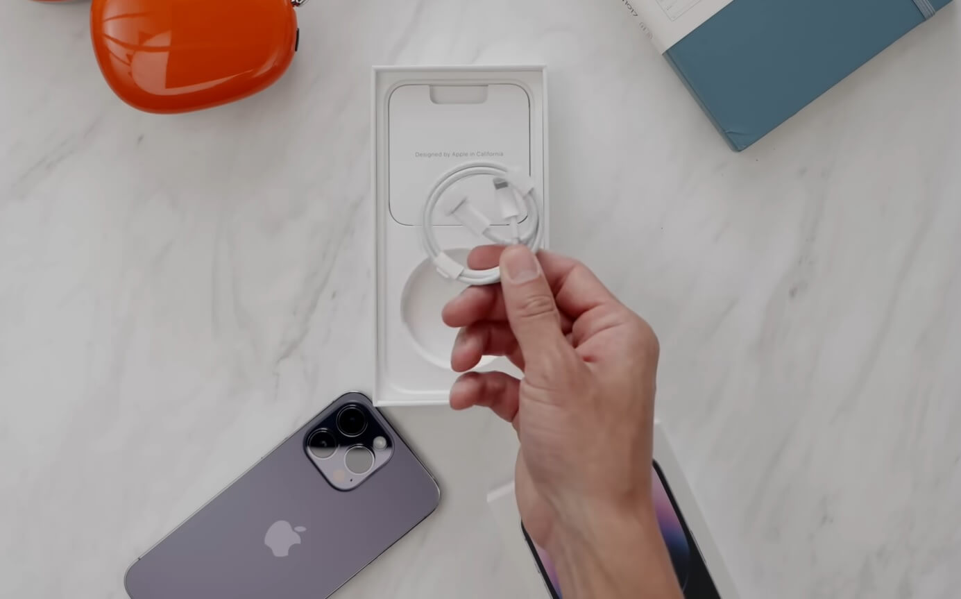 В комплекте всех iPhone 14 лежит только кабель. Фото.