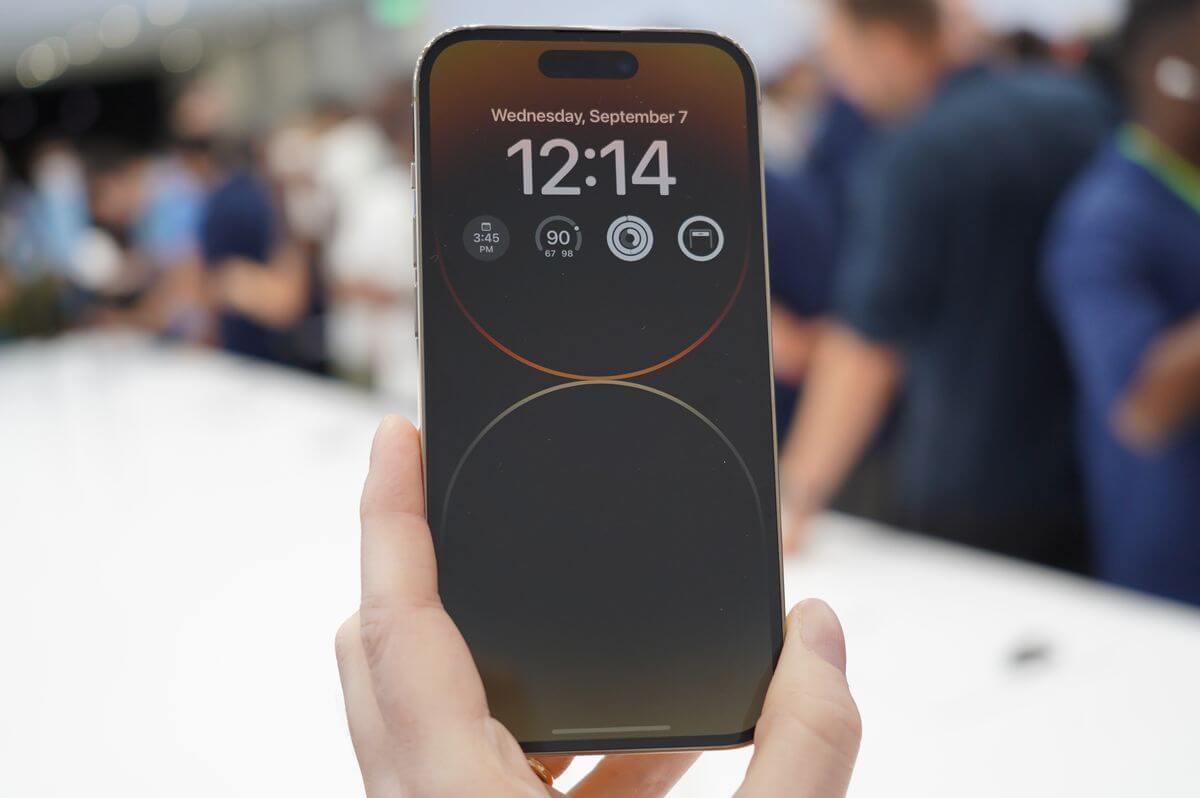 Кнопка запуска камеры на доступна при включенном Always on Display. Фото.