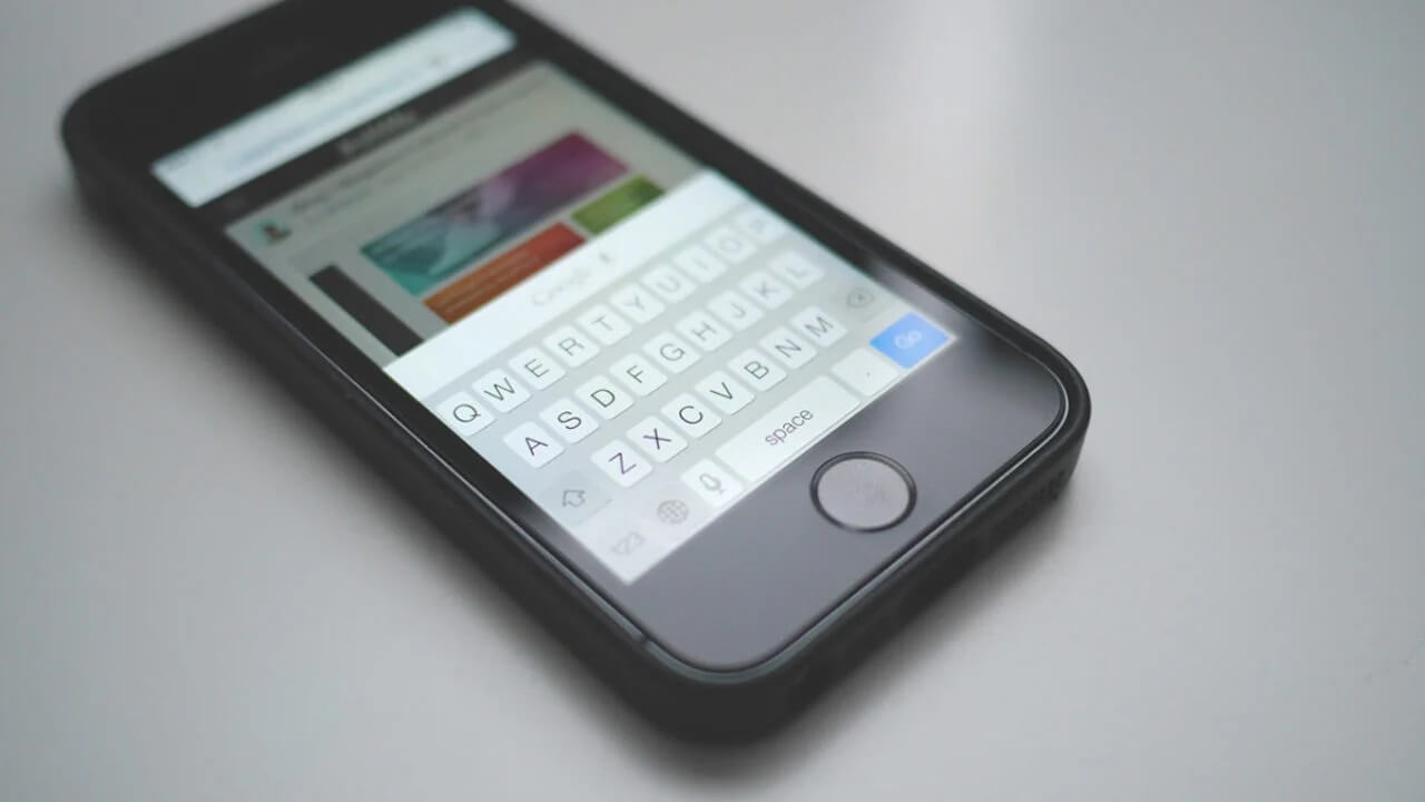 На Айфонах с Touch ID пространство в нижней строке клавиатуры используется максимально эффективно. Фото.