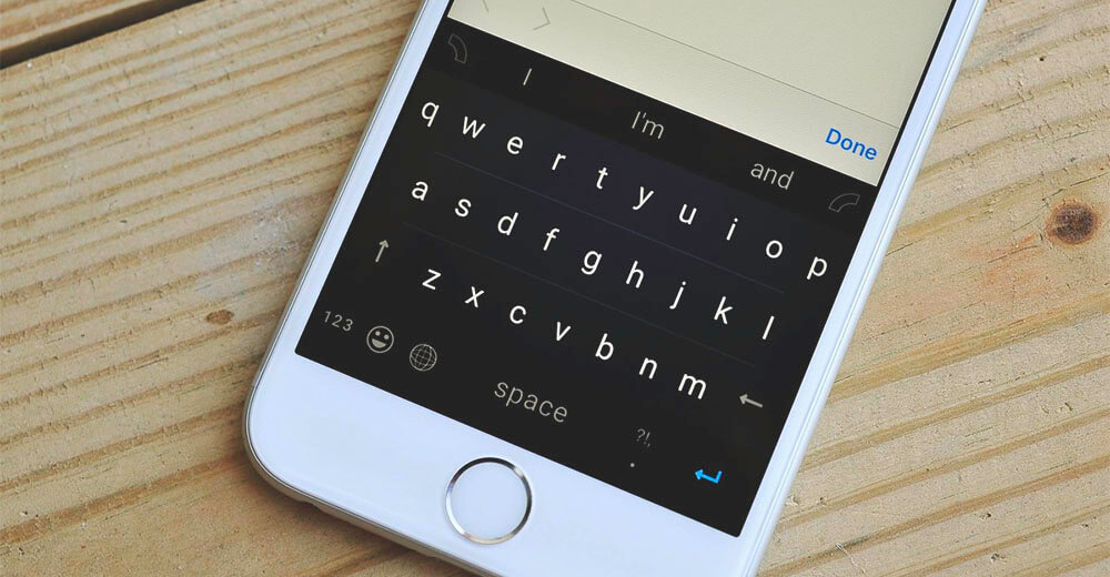 Айфон со сторонней клавиатурой очень похож на Андроид. Фото.