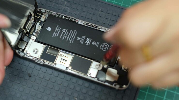 iPhone 14 в М.Видео. Ни одну из новинок, представленную 7 сентября, не будут официально ремонтировать в российских АСЦ Apple. Фото.