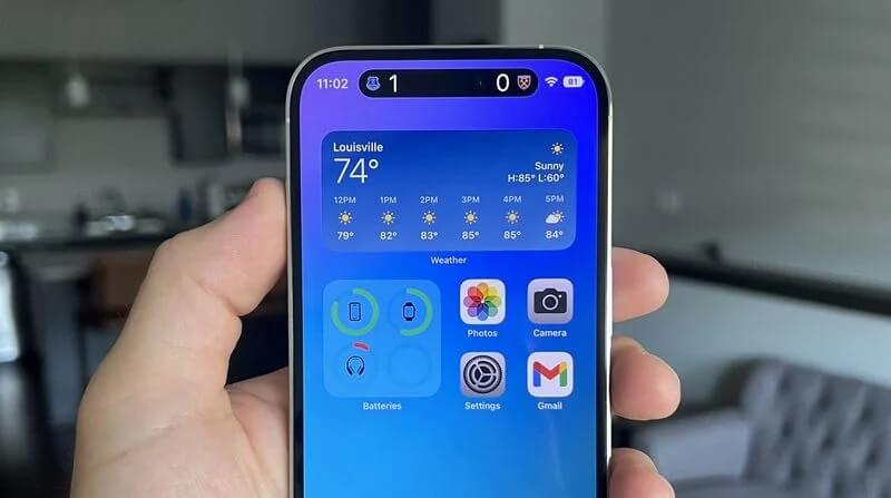 Вот так выглядит трансляция матча Эвертон — Вест Хэм на Dynamic Island. Фото.