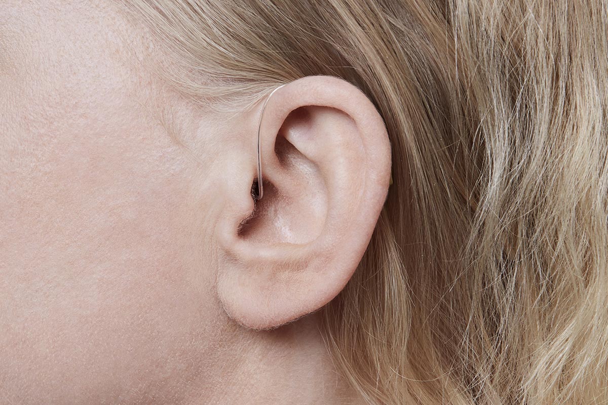 Незаметные слуховые аппараты. Современные слуховые аппараты стали настолько компактными, что их почти не заметить. Фото.