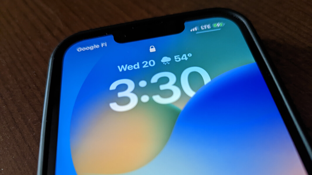Основные фишки iOS 16 предназначены для смартфонов на процессоре A12. Старые устройства получат минимальные изменения. Фото.