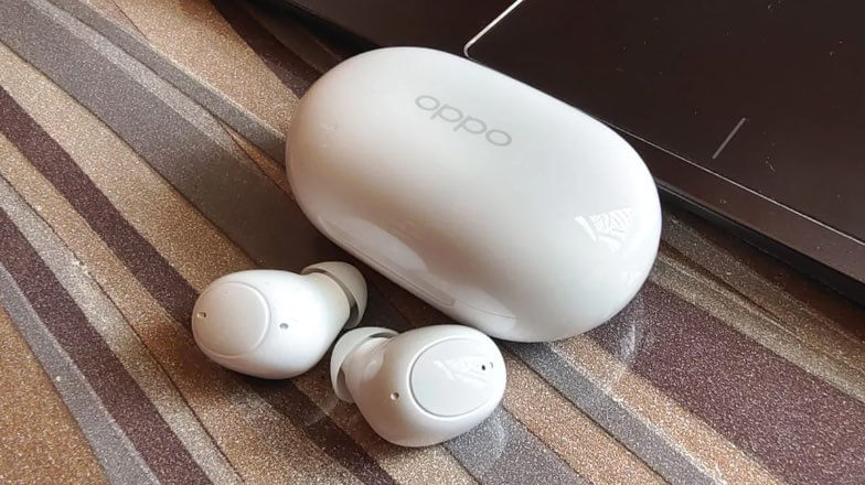 Недорогие TWS-наушники — вещь, которую хотят купить все. Фото.