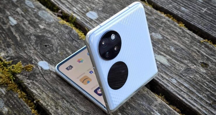 Складной смартфон Huawei. Складные смартфоны могут стоить относительно недорого. Фото.