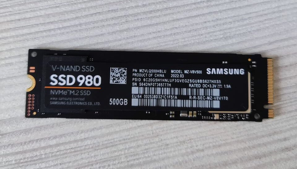 Накопители Samsung — самые топовые, но и стоят дороже всех. Фото.