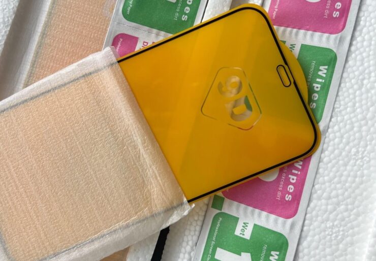 Защитное стекло на Айфон. Стекло защитит экран вашего Айфона от царапин и сколов. Защитное стекло на Айфон. Стекло защитит экран вашего Айфона от царапин и сколов. Фото.