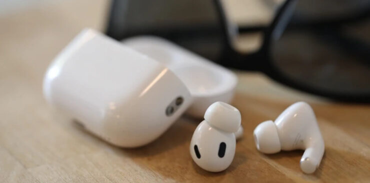 AirPods Pro 2 подключаются в кейсе. При нормальной работе уши подключаются к смартфону только при извлечении из кейса. Фото.