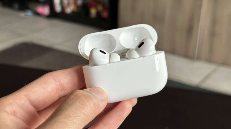 Болтается крышка — AirPods Pro 2. Проблемы со сборкой наблюдались у многих моделей AirPods, но на AirPods Pro 2 достигли пика. Фото.