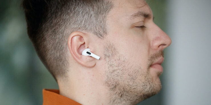 Как выглядят AirPods Pro. Так выглядит правильная посадка. Но у меня наушник при таком размещении просто вываливается из уха. Как выглядят AirPods Pro. Так выглядит правильная посадка. Но у меня наушник при таком размещении просто вываливается из уха. Фото.