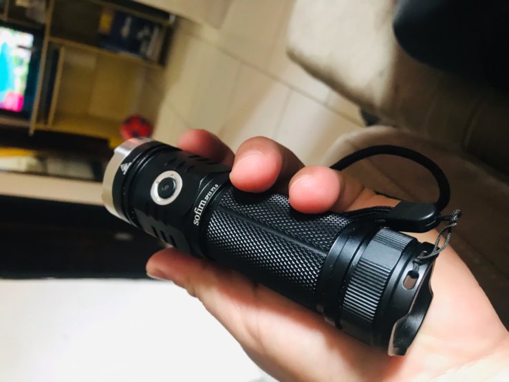 Фонарь светодиодный аккумуляторный. Мощный фонарик пригодится в любом хозяйстве. Фонарь светодиодный аккумуляторный. Мощный фонарик пригодится в любом хозяйстве. Фото.