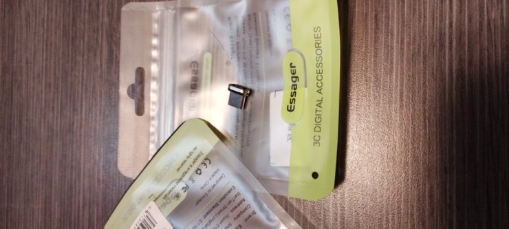 Магнитная зарядка для телефона. Достаточно воткнуть зарядный блок в разъем, и кабель сам будет к нему магнититься. Магнитная зарядка для телефона. Достаточно воткнуть зарядный блок в разъем, и кабель сам будет к нему магнититься. Фото.