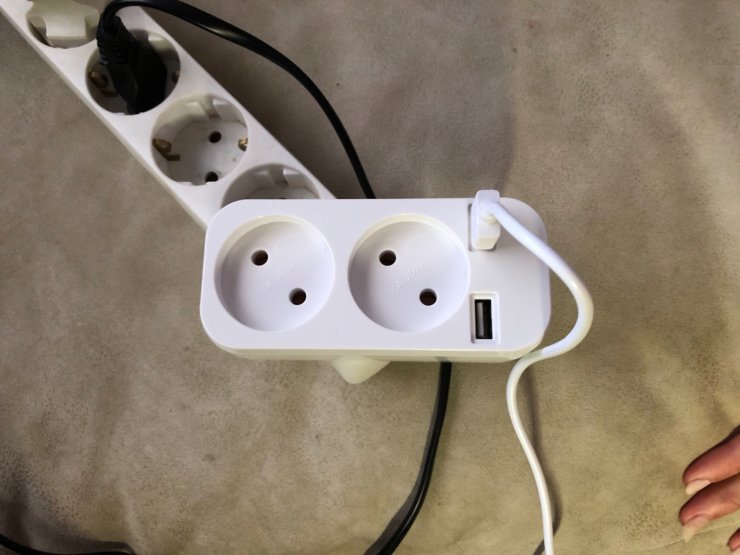 Розетка с USB-портом. Такой разветвитель позволит всегда держать розетки свободными от зарядок для гаджетов. Розетка с USB-портом. Такой разветвитель позволит всегда держать розетки свободными от зарядок для гаджетов. Фото.